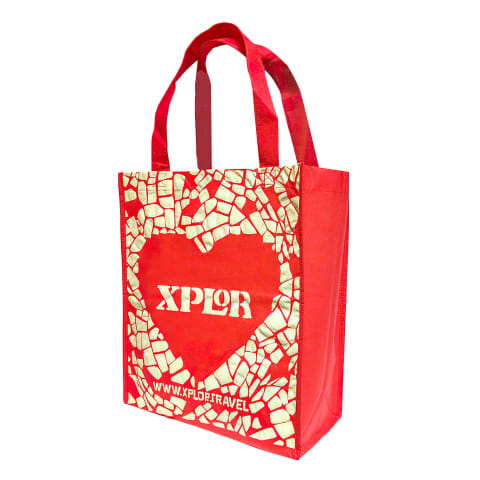 Bolsa de tela tipo Non-Woven impresa color rojo con logotipo de: Xplor Travel.