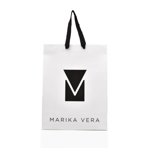 Bolsa de papel Bristol blanca impresa a una tinta con logotipo de: Marika Vera.