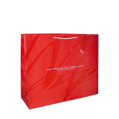 Bolsa color rojo con acabado de barniz UV a registro impresa para: Hotel Residence Club.