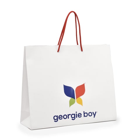 Bolsa impresa con logo a color sobre fondo blanco con acabado de barniz UV a registro.