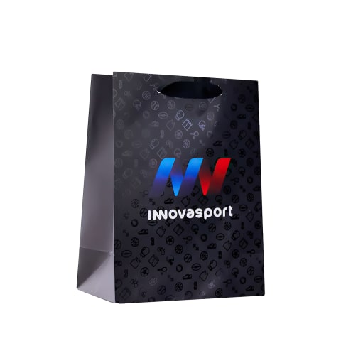 Bolsa negra con acabado barniz UV a registro fabricada en papel para: Innovasport