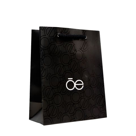 Bolsa impresa en color negro con acabado de barniz UV a registro en logotipo: CLÓE.