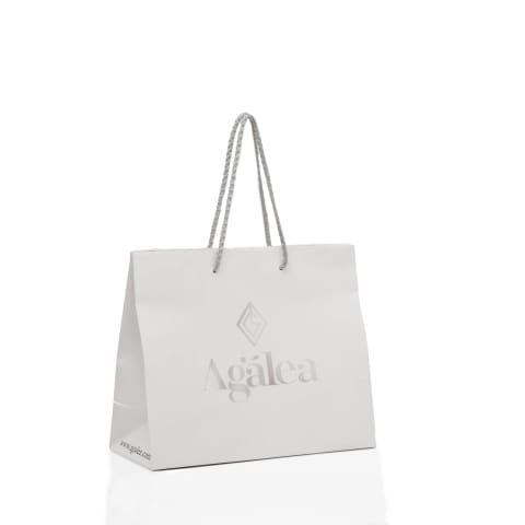 Bolsa fabricada en papel con acabado Hot-stamp plateado en el logotipo: Agálea.