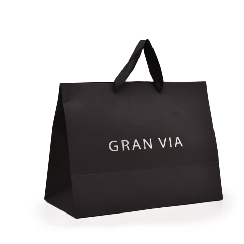 Bolsa en color negro con asa de listón y logotipo estampado Hot-Stamp: La Gran Vía.