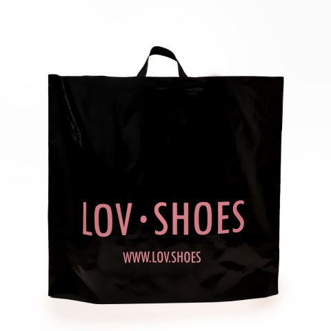 Bolsa plástica color negro con asas flexibles impresa para: Lov Shoes