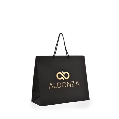 Bolsa de papel en color negro con estampado de logotipo metálico en dorado .