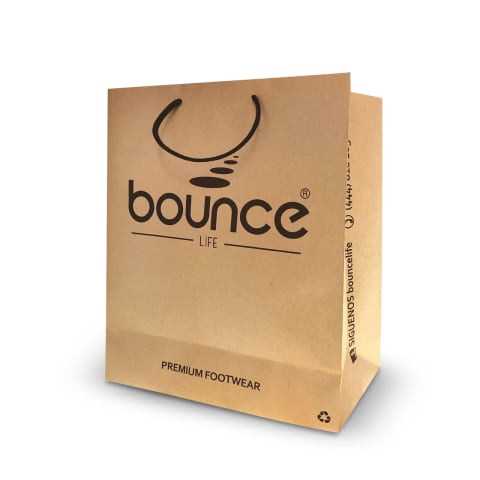 Bolsa de papel tipo Kraft de color natural impresa con logotipo en color negro.