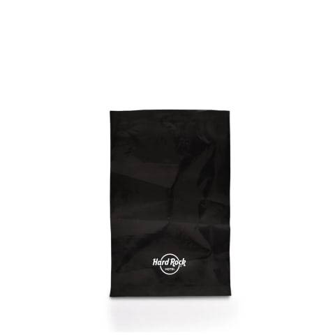 Bolsa plana chica de color negro con el logotipo de los hoteles: Hard Rock.