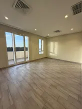 شقة للايجار في غرب عبدالله المبارك