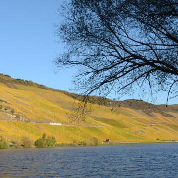 Sonnenuhr und Brücke