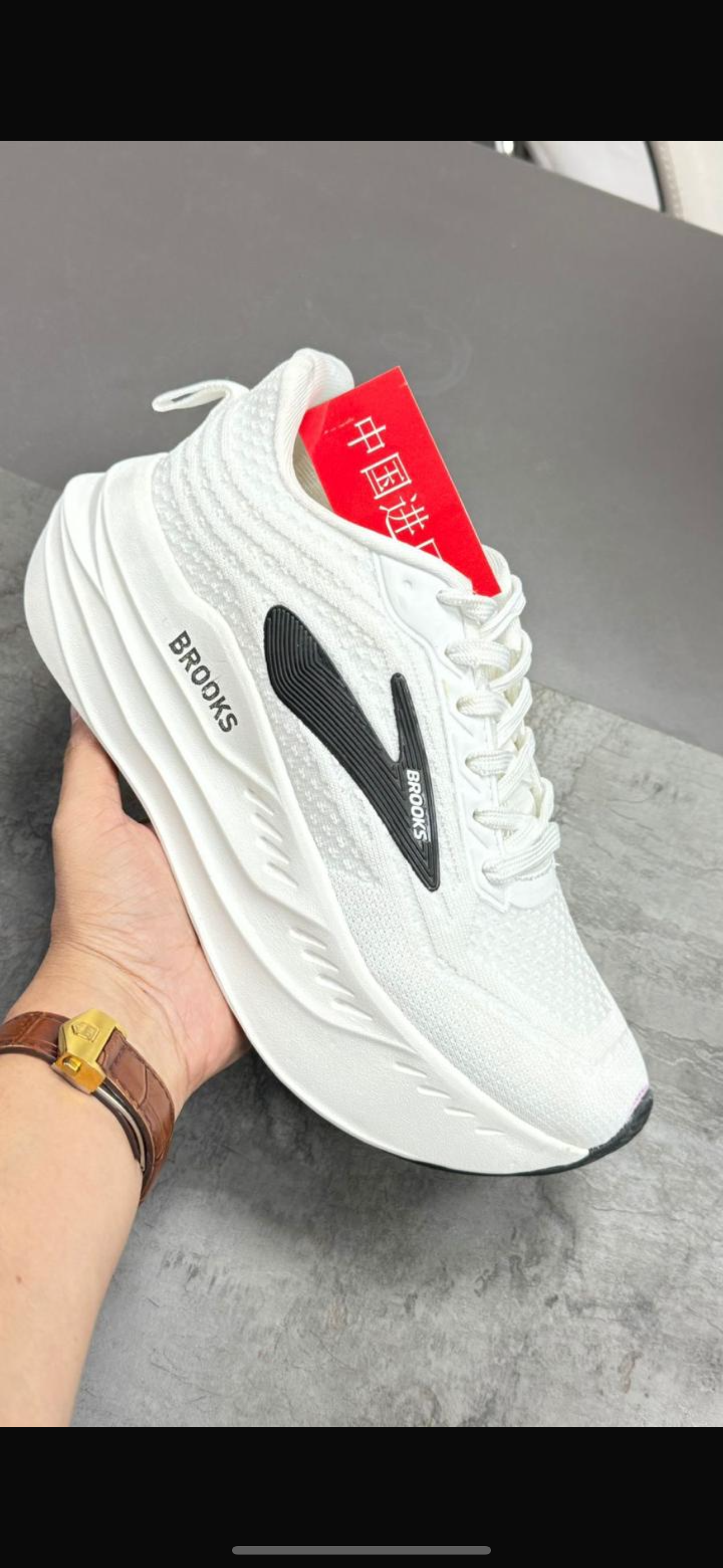 Broooks White Black