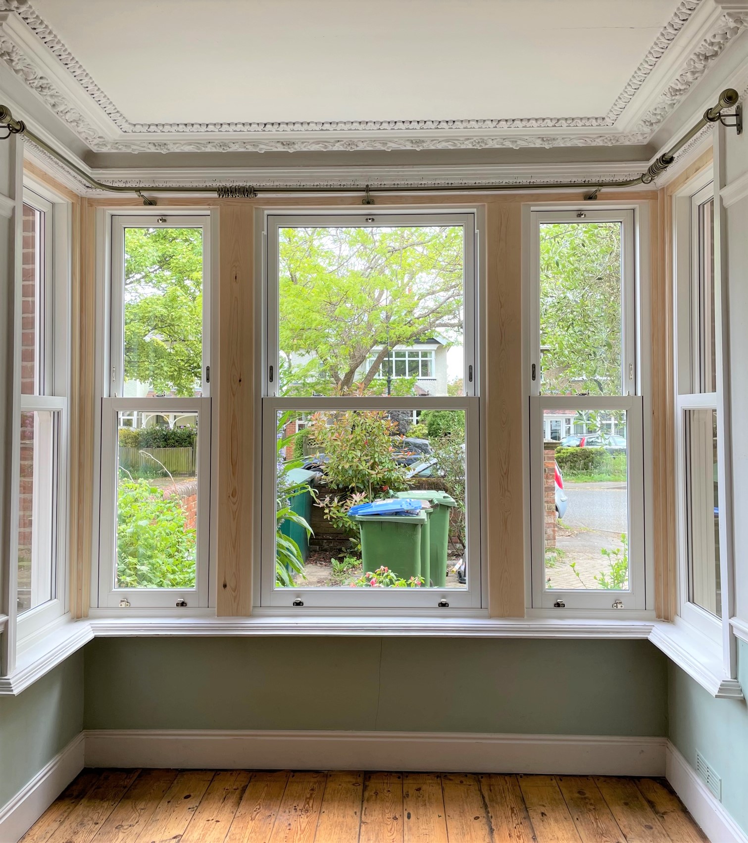 https://res.cloudinary.com/boxcleversashwindows/image/upload/v1688929832/website/images/latest-work/2022-05-detached-edwardian-property-south-hampshire/Square_Bay_Interior.jpg