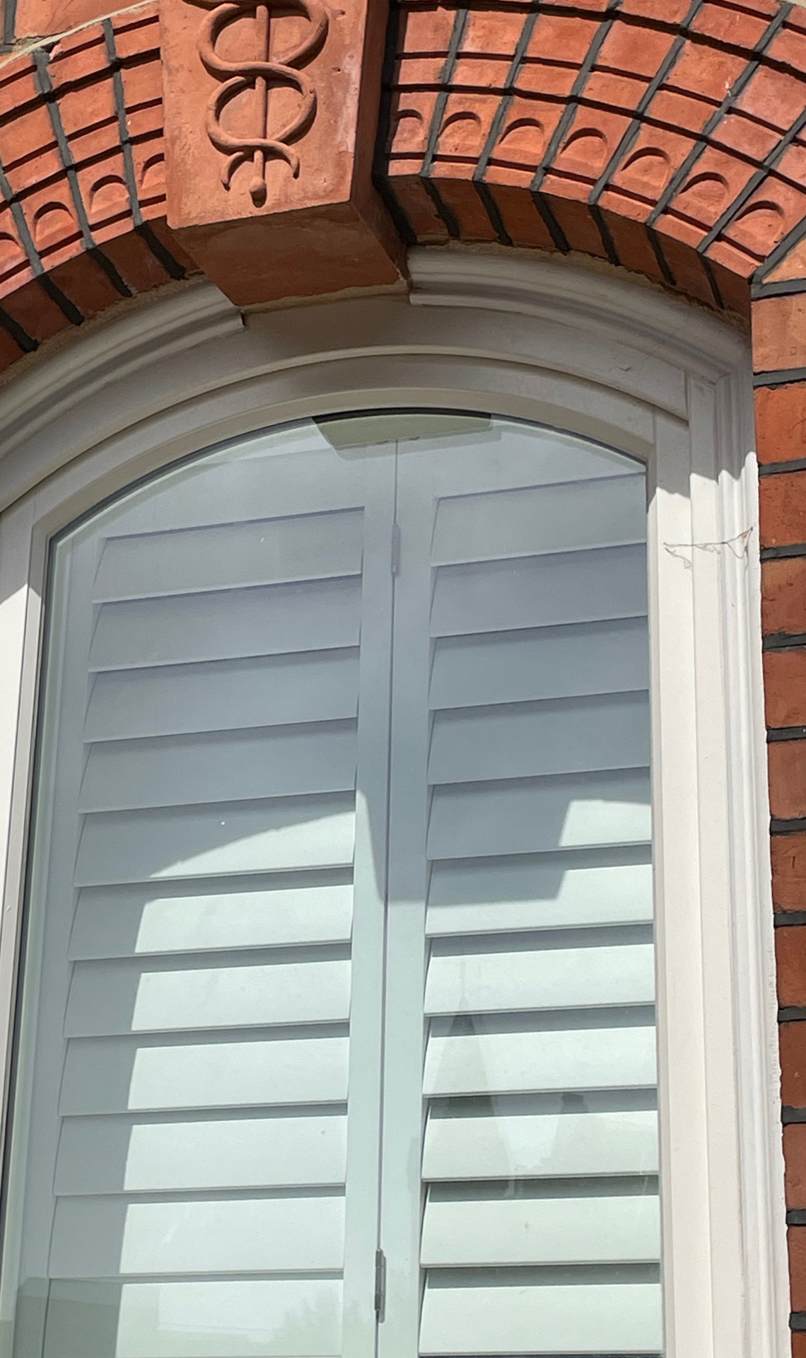 https://res.cloudinary.com/boxcleversashwindows/image/upload/v1746797499/website/images/latest-work/2025-05-semi-detached-townhouse-west-london/Arched_Head_Detail.jpg