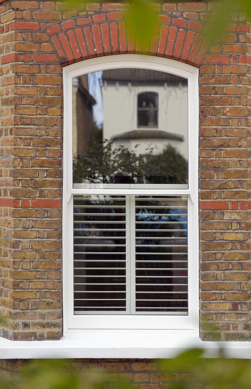 https://res.cloudinary.com/boxcleversashwindows/image/upload/v1747397115/website/images/latest-work/2025-05-masterframe-arched-sash-windows-west-london/After6.jpg