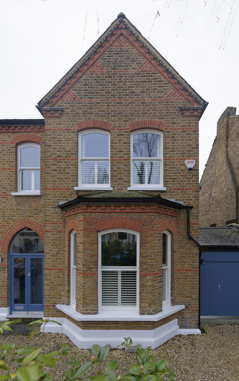 https://res.cloudinary.com/boxcleversashwindows/image/upload/v1747397116/website/images/latest-work/2025-05-masterframe-arched-sash-windows-west-london/After1.jpg