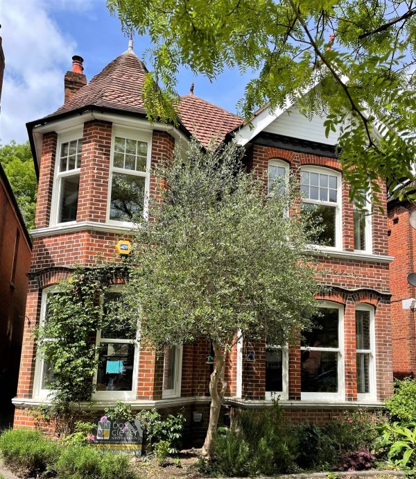 https://res.cloudinary.com/boxcleversashwindows/image/upload/w_600,c_scale/v1688929683/website/images/latest-work/2022-05-detached-edwardian-property-south-hampshire/Front_Elevation_External_1.jpg