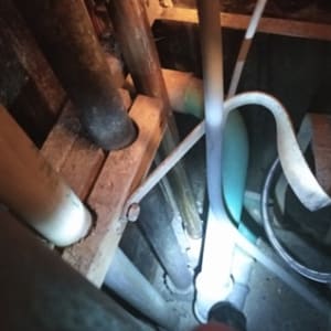 Neodborné provedení rozvodů zemního plynu v mědi, SVJ Dukelských hrdinů 3