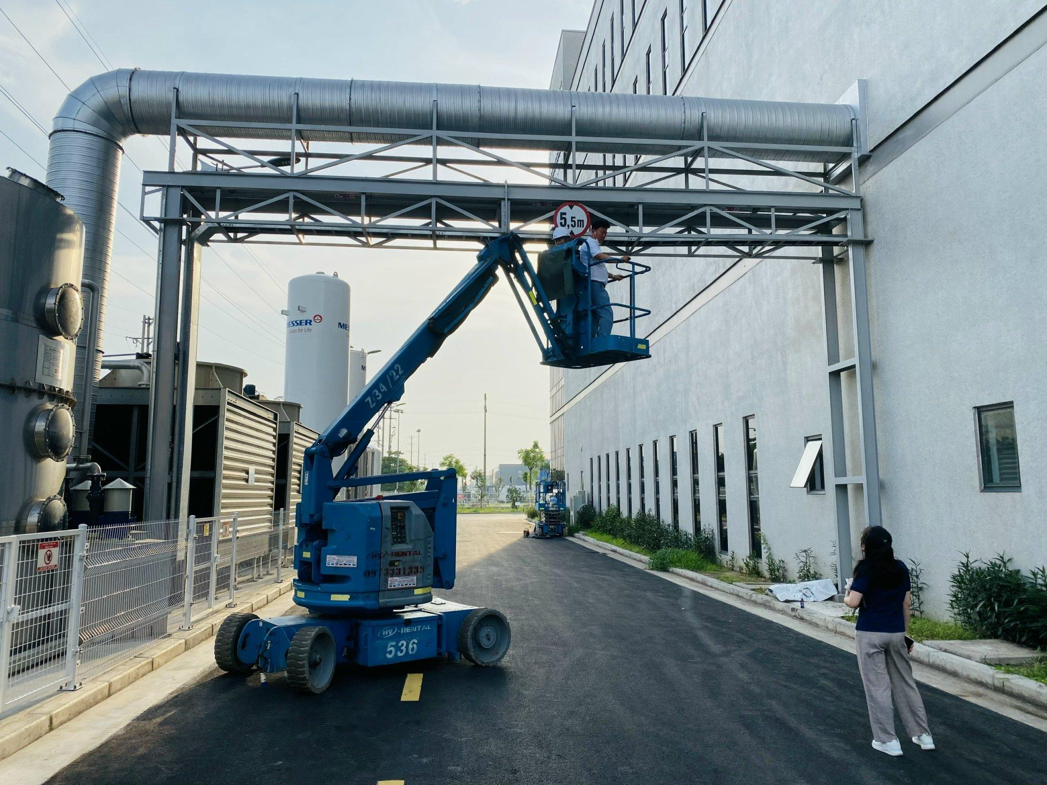 Aerial lift staging on major structural construction project
