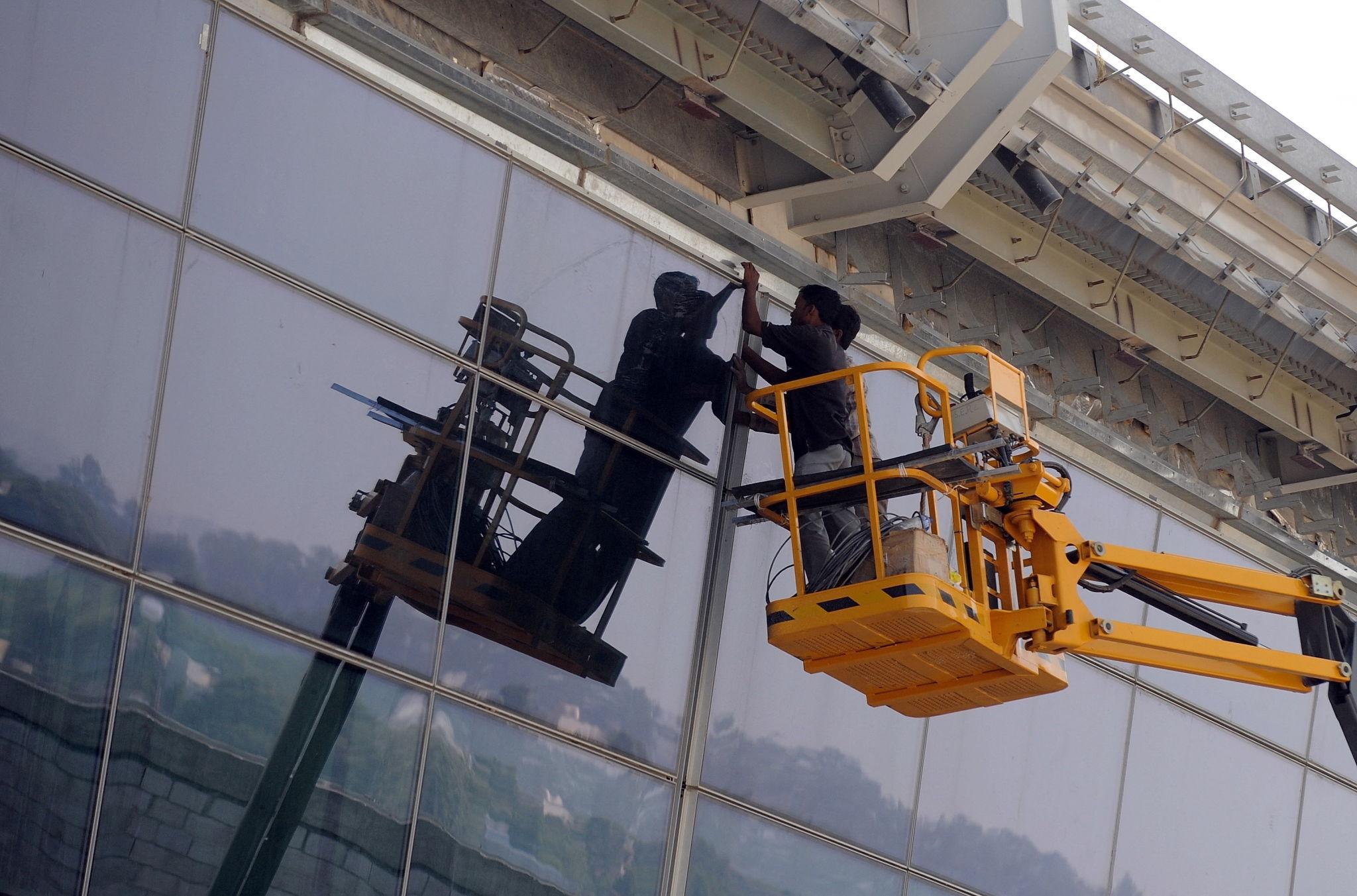 Architectural atrium aerial work platform maintenance