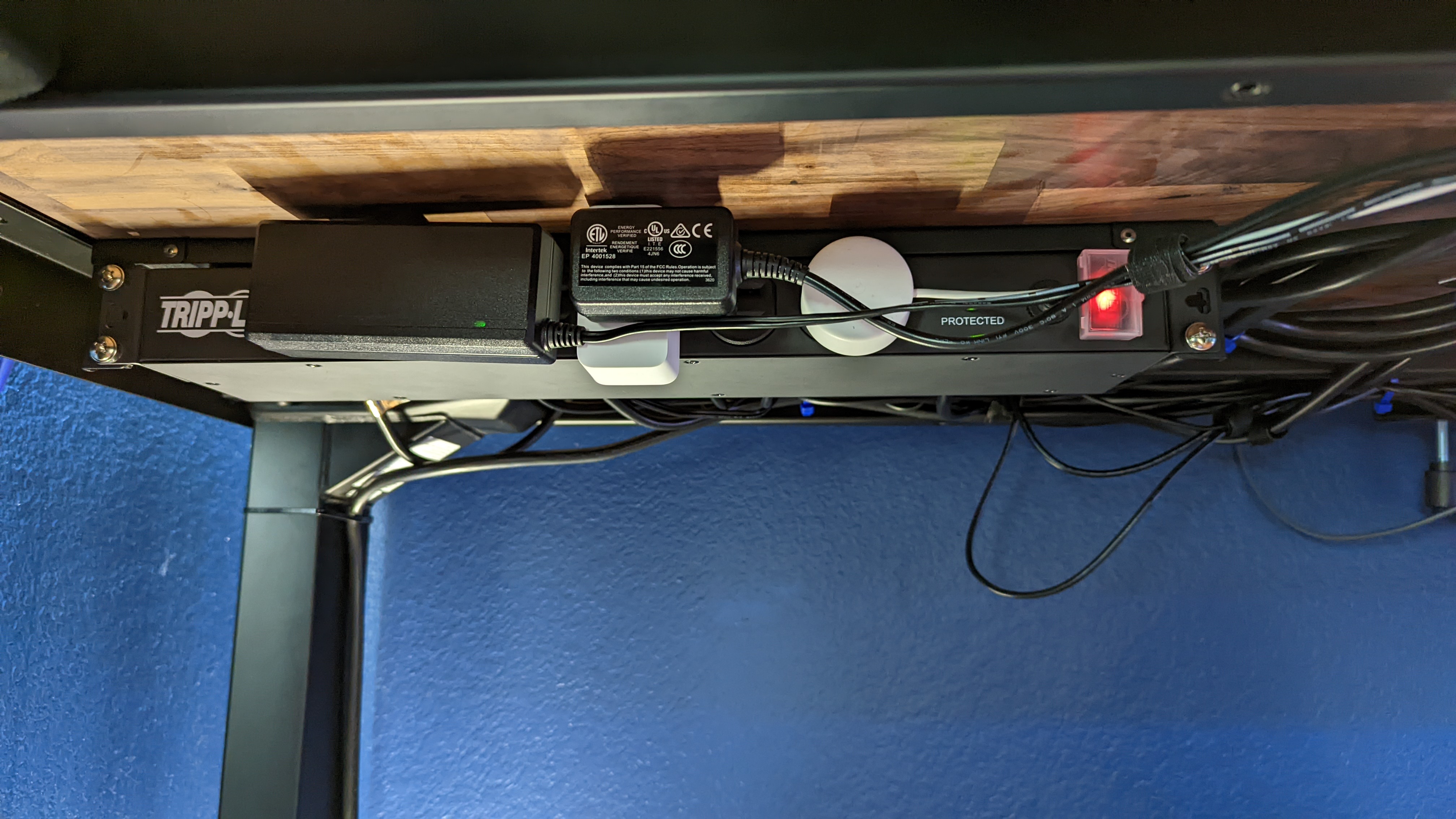 Cable Management for Standing Desk: 10 Items & Useful Tips