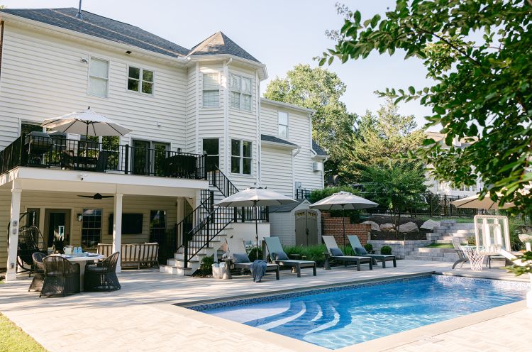 Outdoor composite grey/brown deck with cream railings
