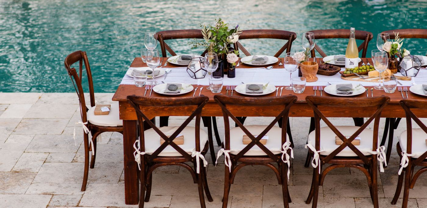 10 Tips for Hosting an Elegant Poolside Dinner Party