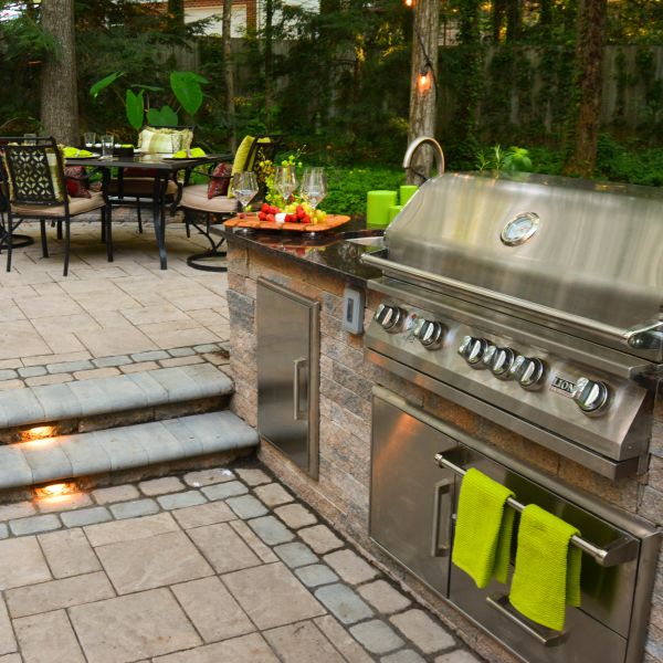 Segmented wall block grill island with granite countertop