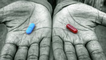 blue-pill-red-pill-in-hands-o
