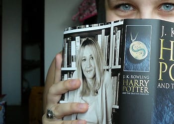 reading-harry-potter-book-o-640×480