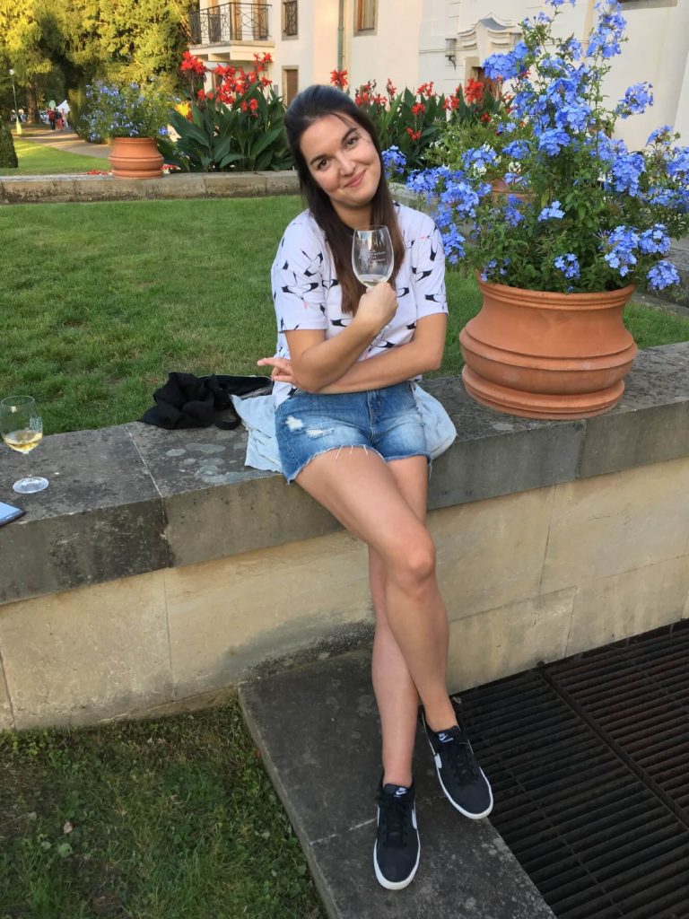 Lucka si zrovna užívá pauzu mezi cestováním v Praze.