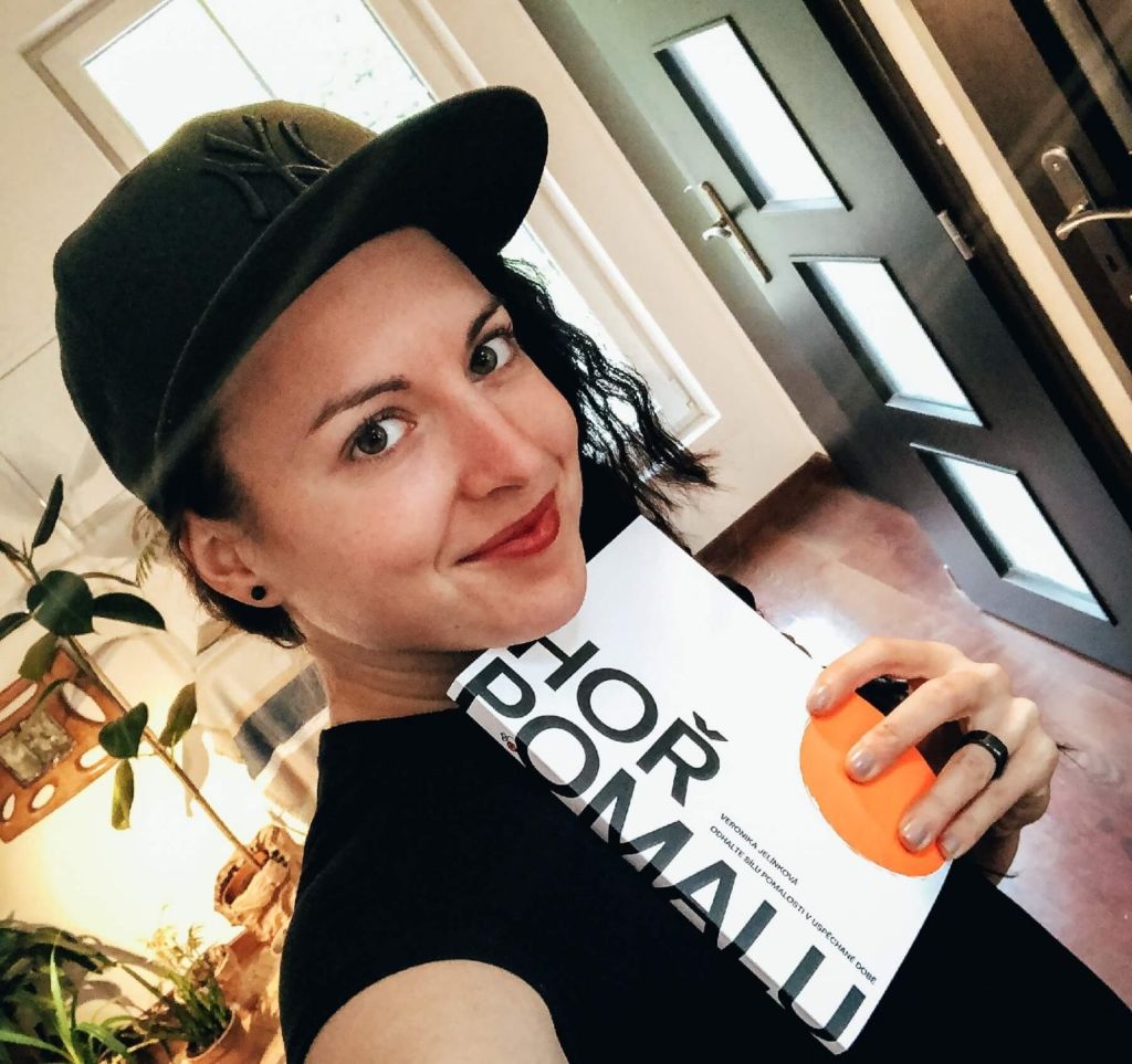 Veronika se svou knížkou Hoř pomalu.