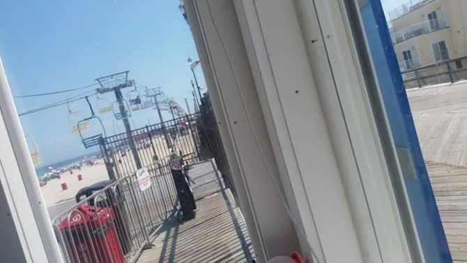 Pohľad na lanovku z búdky, kde sa na ňu predávajú lístky