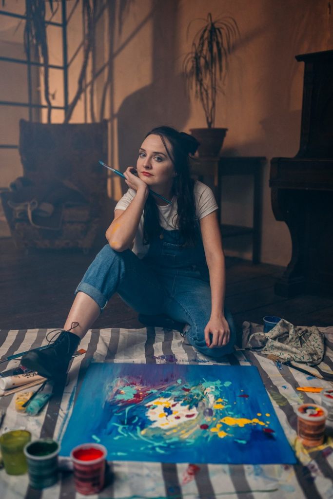 Lenka, když maluje