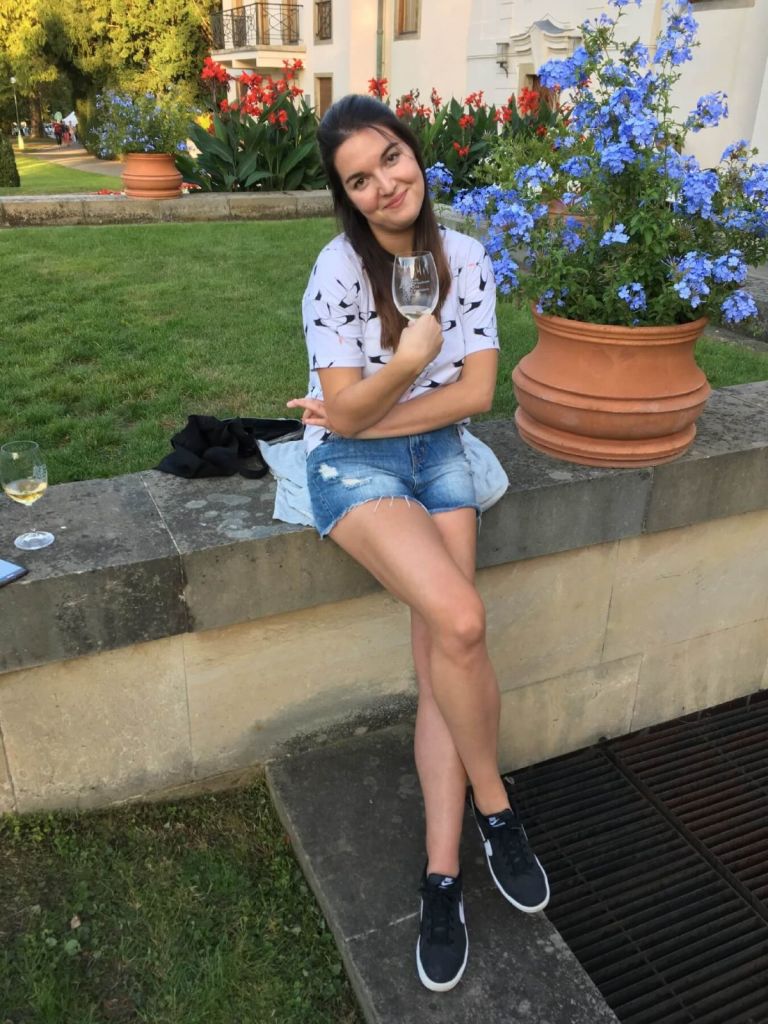 Lucka si zrovna užívá pauzu mezi cestováním v Praze.