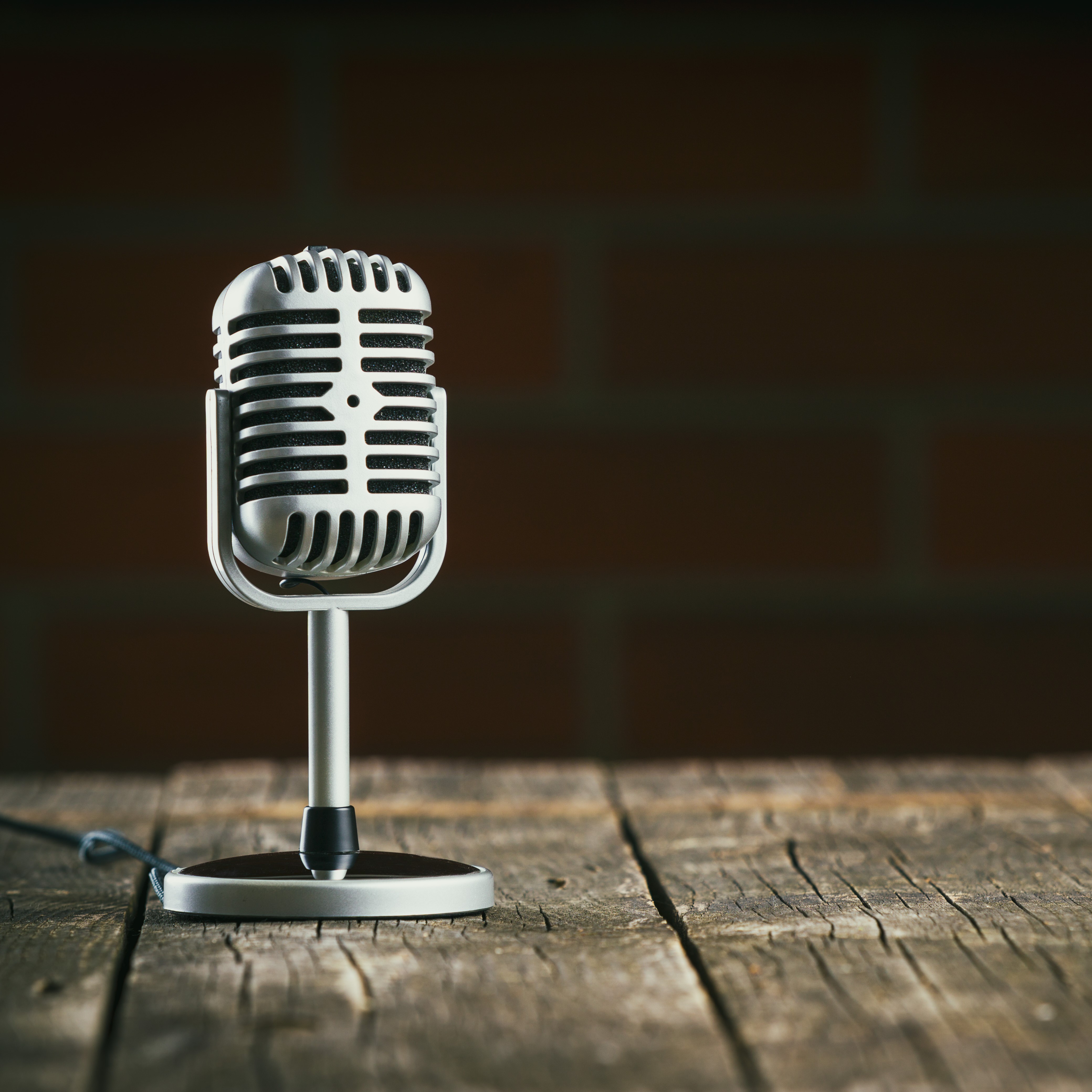 silver-vintage-microphone-pr4jxgy