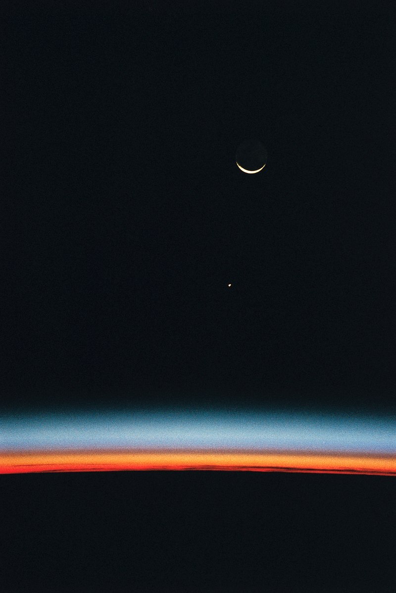 800px-hubble_space_telescope_with_an_airglow_over_earths_horizon_jupiter_and_