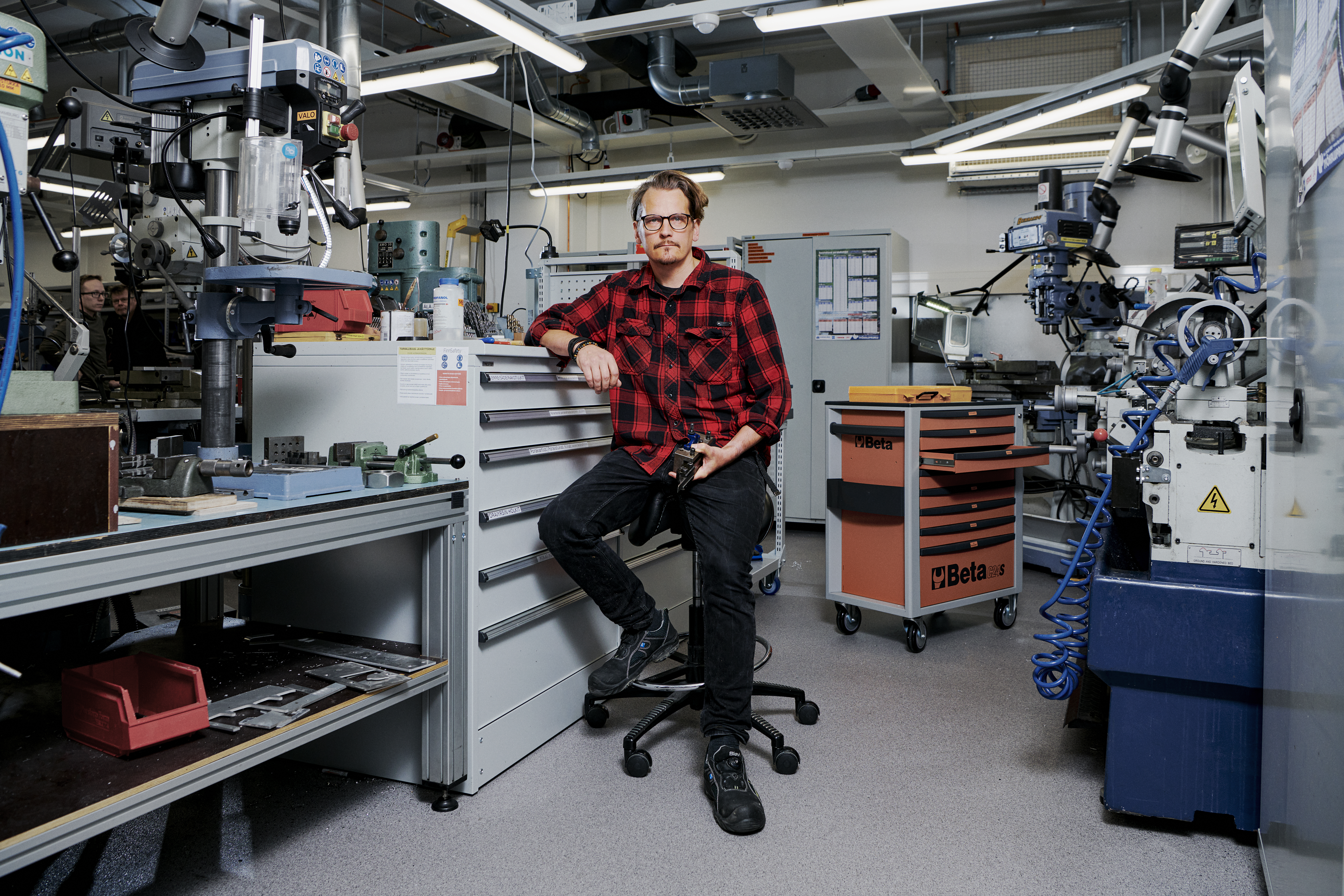 brand_engineer-sitting-at-his-machine-shop-workplace-2024