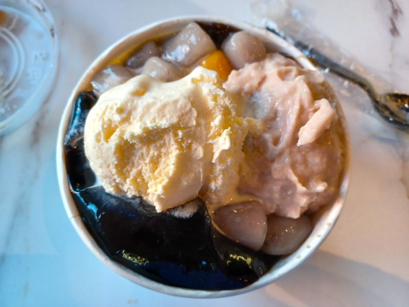 a Taiwanese shaved ice dessert