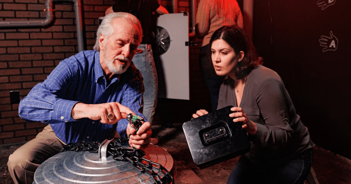 Who Makes More Mistakes in Escape Rooms?