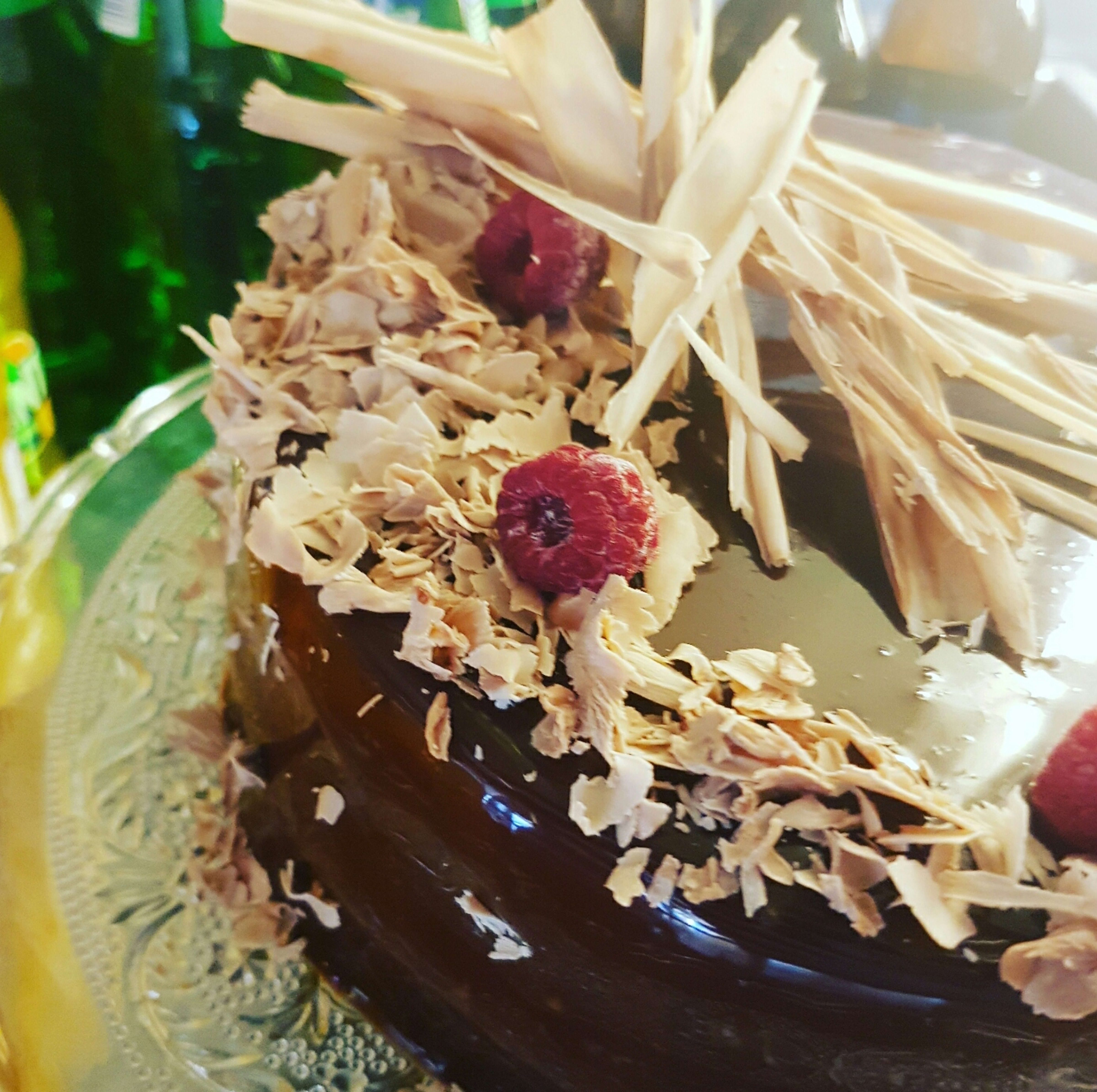 Sjokoladekake med sjokolade og peanøttbunn, bringebærmousse mellom lagene