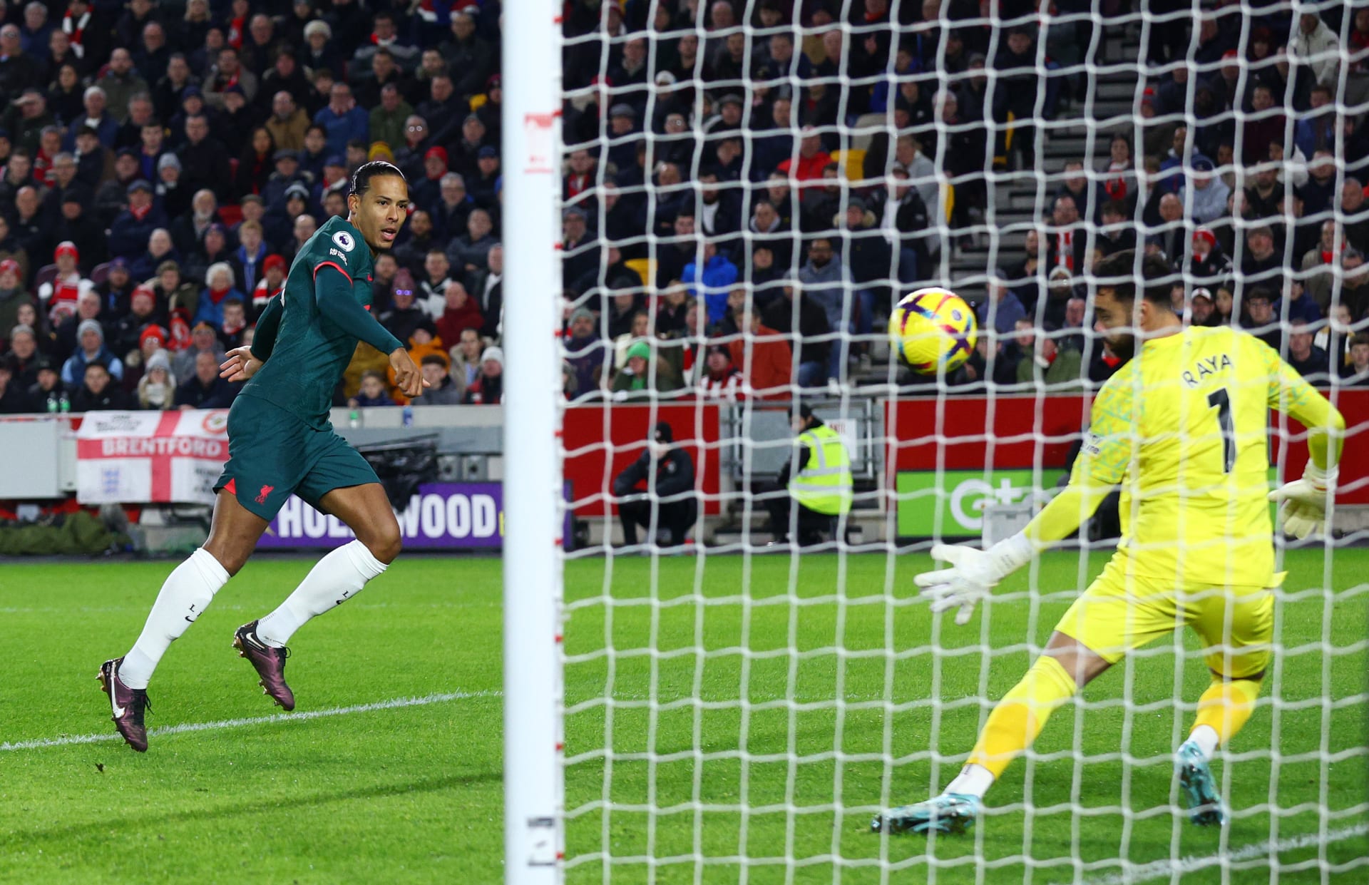David Raya saves from Virgil van Dijk
