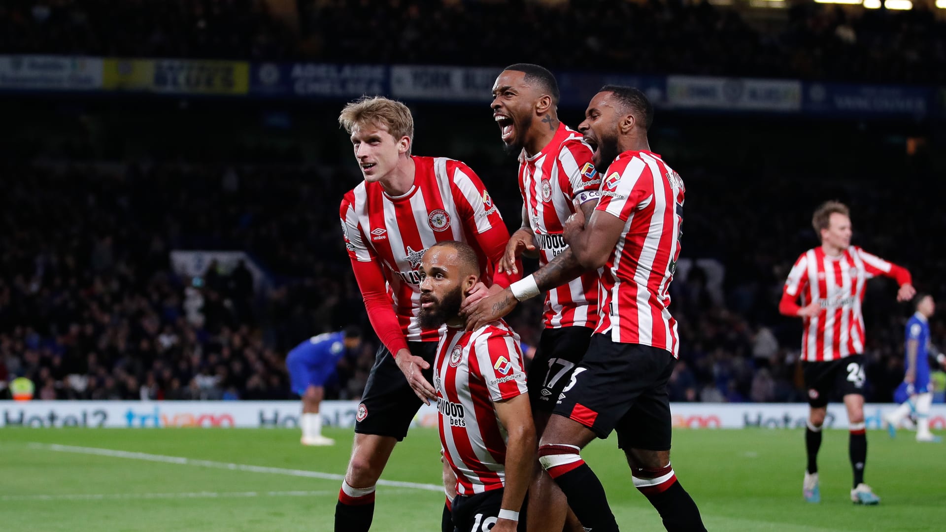 Players celebrate v Chelsea (report hero)