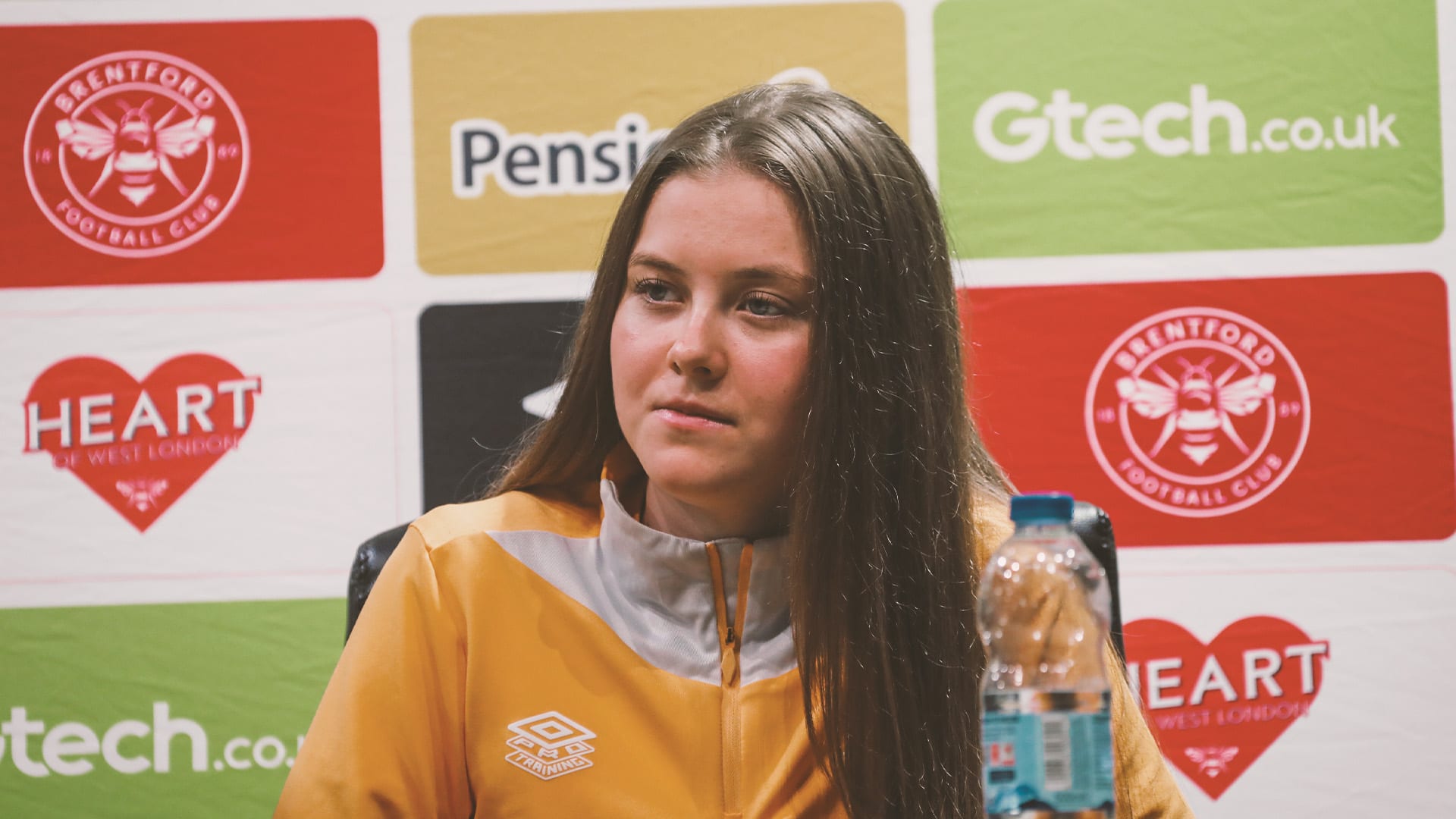 Chloe Logie presser