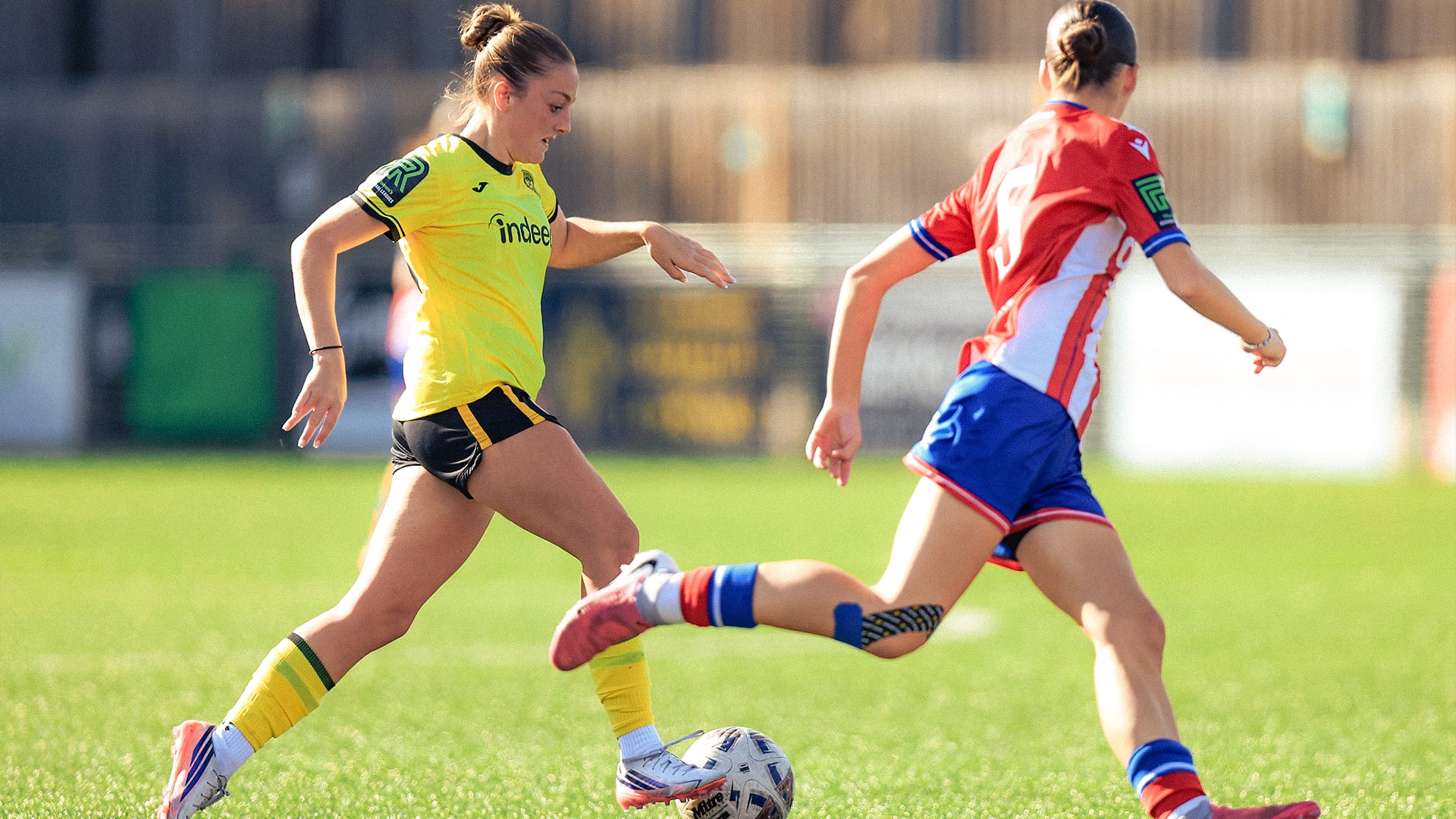 Abbi_Smith_v_Dorking_Wanderers_yzzrmu