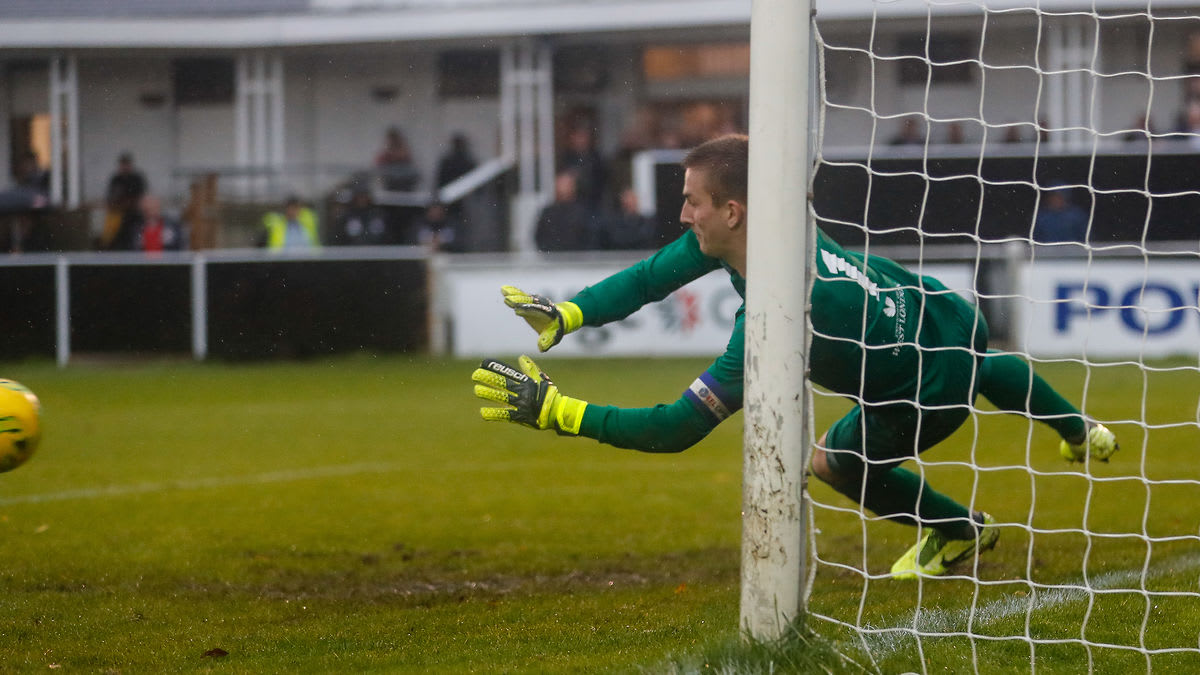 Patrik Gunnarsson joins Southend United on emergency loan