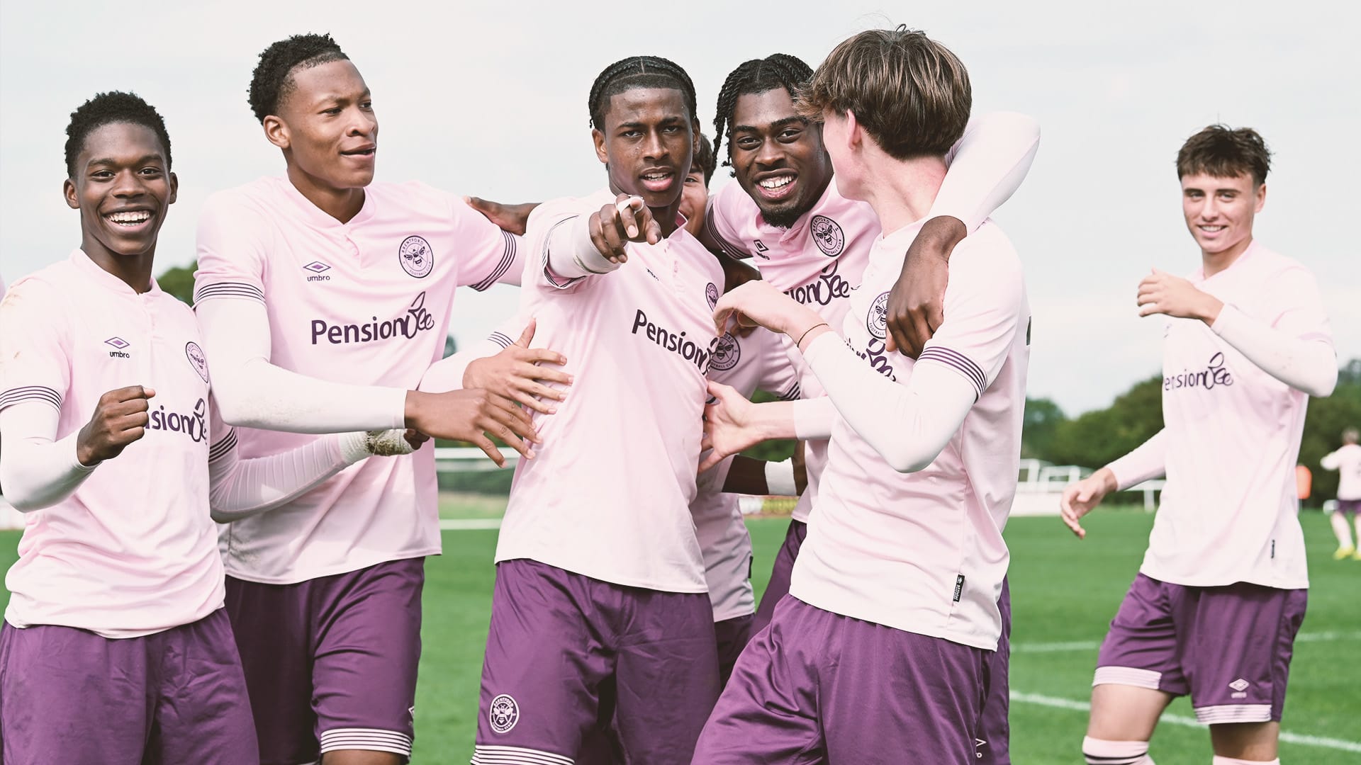 U18 celebrate goal 