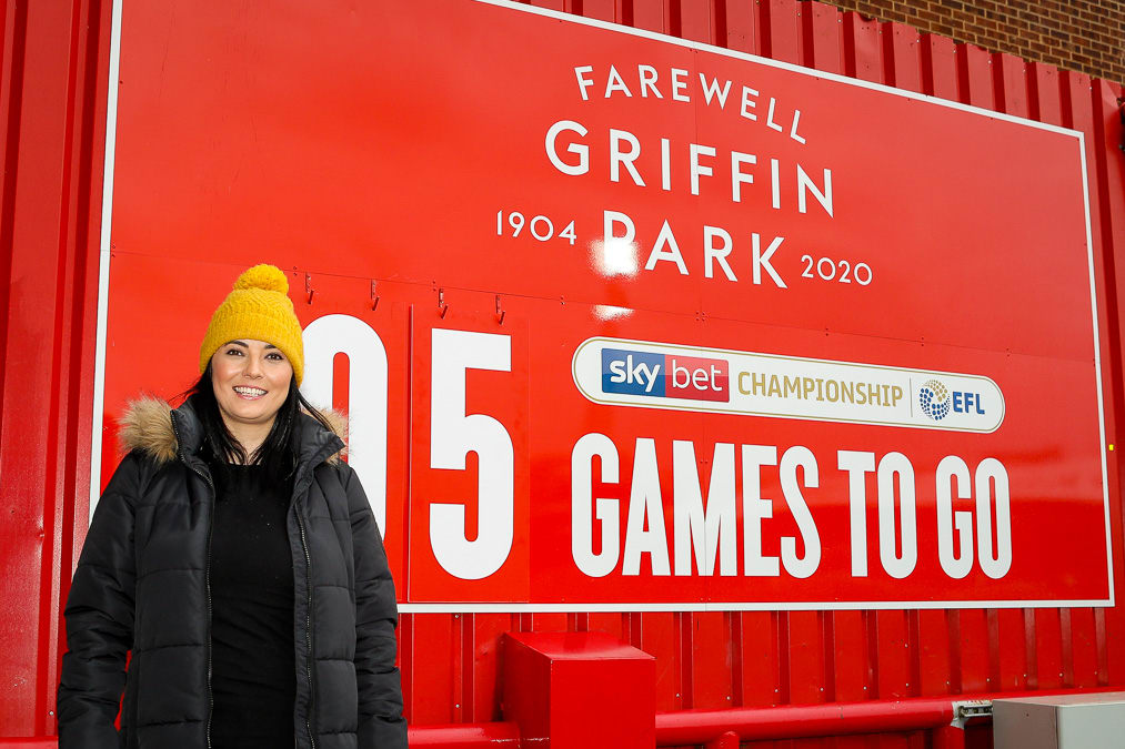 Natalie Sawyer performs countdown as Bees beat Wednesday