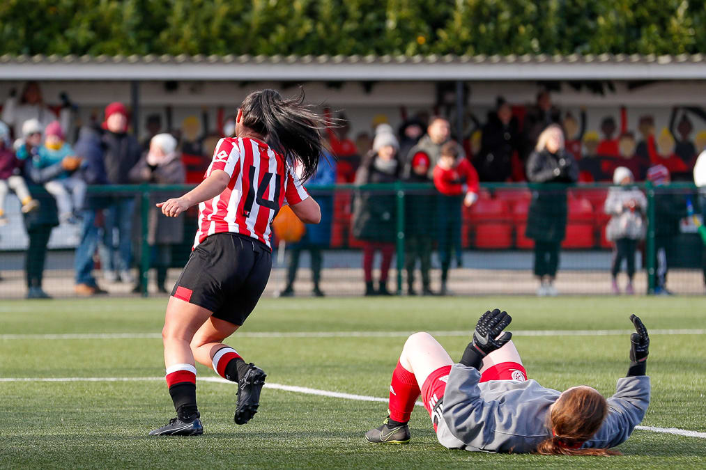https://www.brentfordfc.com/siteassets/images/football/2021-22/brentford-wfc/womens-matches/20220306---sport-london/20220306-153642-0048.jpg