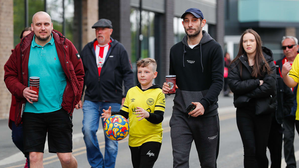 https://www.brentfordfc.com/siteassets/images/football/2021-22/non-match/20220423---tottenham-fans/20220423-154327-1017.jpg