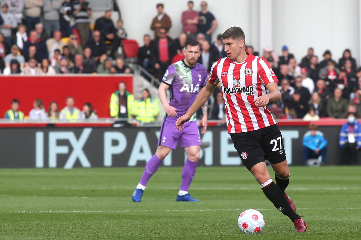 Janelt replaces injured Norgaard for Leeds clash